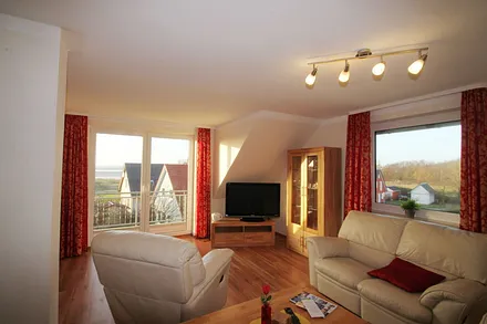 Wohnzimmer mit Balkon und Blick zum Wasser