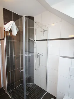 Bad mit ebenerdiger Dusche und Fenster