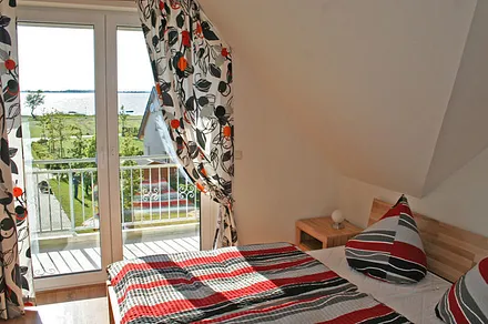 Schlafzimmer 1 mit Blick auf das Wasser