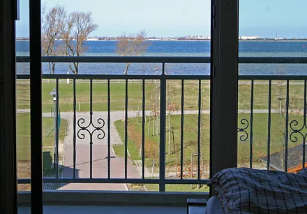 Blick vom Balkon auf das Wasser