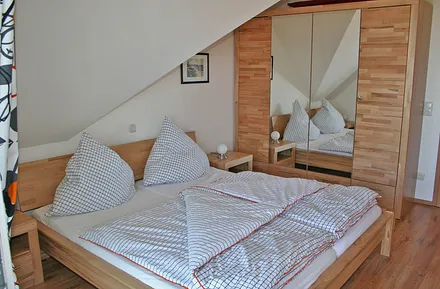 Schlafzimmer 1