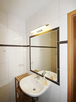 Bad mit ebenerdiger Dusche inneliegend