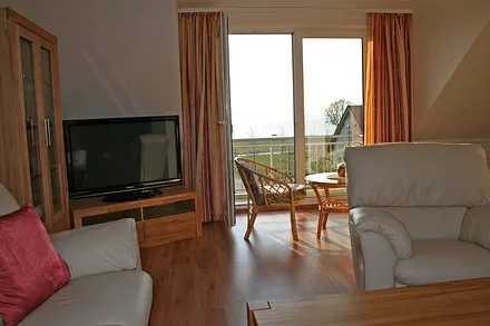 Wohnzimmer mit Balkon und Blick zum Wasser