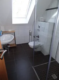 Bad mit ebenerdiger Glasdusche