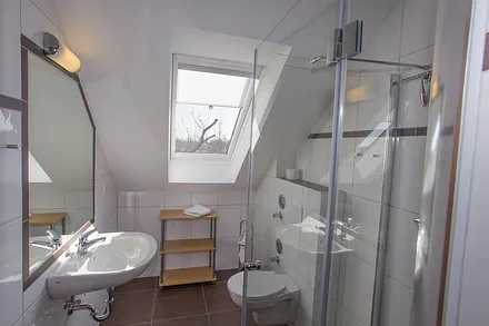 Bad mit ebenerdiger Glasdusche