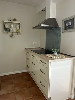 Küche mit Wasserkocher, Kaffemaschine und Toaster