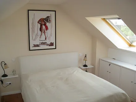 kuschliges Schlafzimmer mit TV und Boddenblick