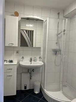 Badezimmer mit Dusche