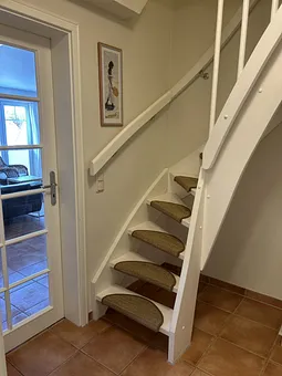 Eingangsbereich mit Aufgang zum Schlafzimmer 