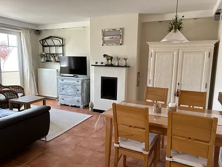 Blick in den Wohnbereich mit Essecke