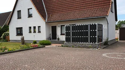 Terrasse u. Stellplatz für´s Auto