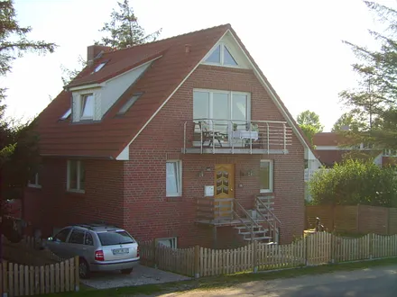 Unser Haus, direkt hinter dem Deich gelegen. Die Ferienwohnung liegt ebenerdig, mit Blick in den Garten, Richtung südost. Direkt am Haus befindet sich der Stellplatz