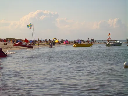 Der Strand bietet viele Möglichkeiten für aktiven Wassersport. Der Deich lädt zu Fahrradtouren ein. Natürlich kann man auch einfach nur relaxen, die Sonne genießen und die Seele baumeln lassen. 