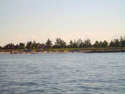 Unser Haus von der Seeseite. Der weiße Sandstrand lädt zum Baden ein. Eine Surfschule mit Bootsverleih rundet das vielfältige Freizeitangebot ab.