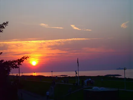 Abendstimmung mit Sonnenuntergang über dem Wasser.