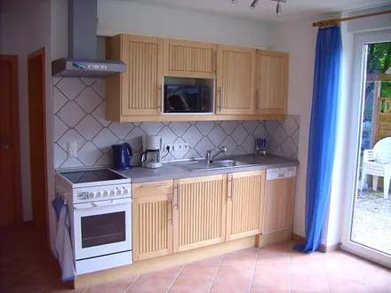 Die komplett eingerichteten Pantryküche umfaßt eine Spüle, Cerankochfeld, Backofen, Kühlschrank, Mikrowelle und Geschirrspüler. Geschirr, Töpfe, Kaffeemaschine, Wasserkocher und Toaster vorhanden. 