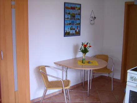 Eine praktische Eßecke rundet den Wohnbereich ab.