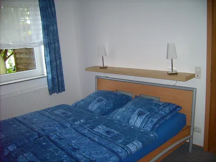 Im separaten Schlafzimmer finden Sie ein bequemes Doppelbett, einen Nachtschrank und einen dreitürigen Kleiderschrank mit Spiegel.