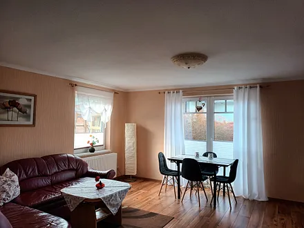 Wohnzimmer mit offener Küche