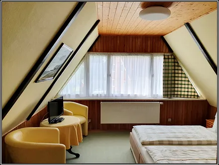 Schlafzimmer mit Doppelbett