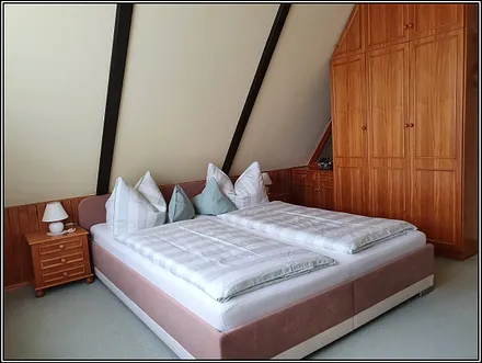 Schlafzimmer mit Doppelbett