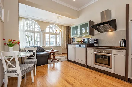 Wohnzimmer mit offener Küche