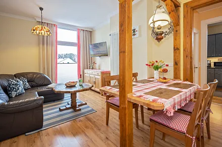 Wohnzimmer mit Balkon