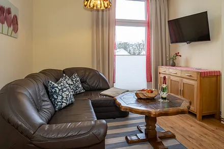 Wohnzimmer mit Balkon