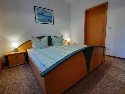 Schlafzimmer mit Doppelbett