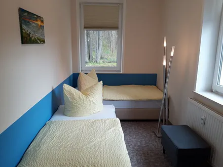 Zweites Schlafzimmer mit zwei Einzelbetten