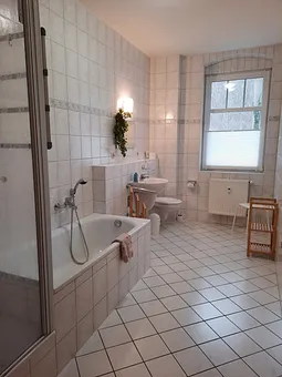 Sehr großes Badezimmer mit Dusche und Badewanne