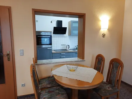 Essplatz mit Durchreiche zur Küche