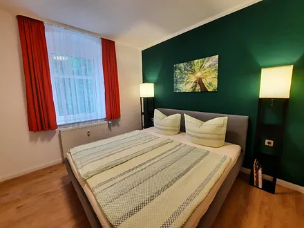 Schlafzimmer 1 mit Blick in den Wald