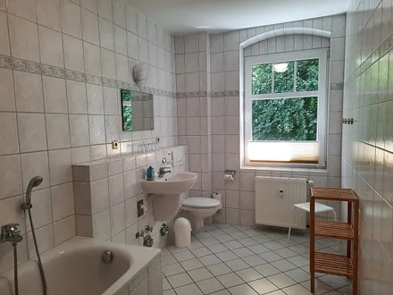 Bad mit Blick in den Wald