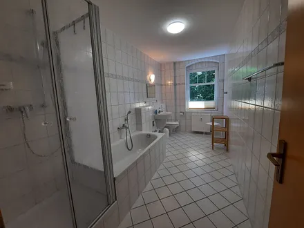 Bad - Dusche und Badewanne vorhanden