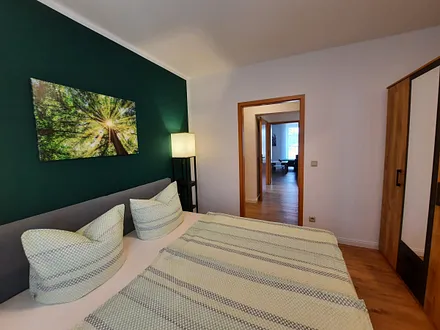 Schlafzimmer 1 - Blick in den Flur und zum Wohnzimmer