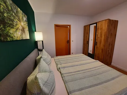 Schlafzimmer 1 und Kleiderschrank