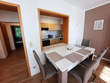 Essplatz im Wohnzimmer mit Blick in die Küche