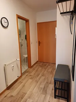 Flur - Blick von der Küche mit Eingang und Bad