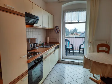 Küche mit Essplatz und Balkon