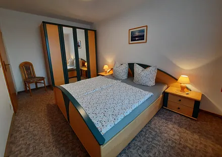 Schlafzimmer mit großem Kleiderschrank