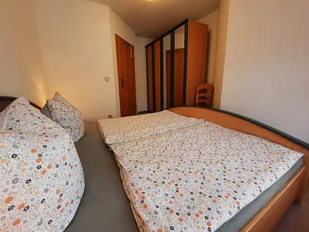 1. Schlafzimmer mit großem Kleiderschrank
