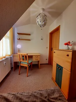 2. Schlafzimmer mit Schreibtisch