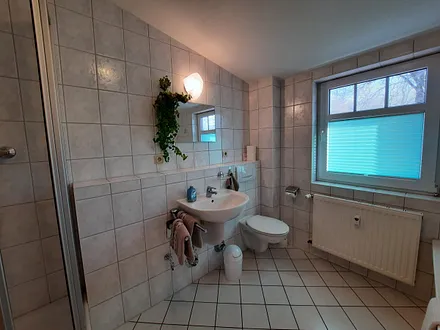 Geräumiges Badezimmer