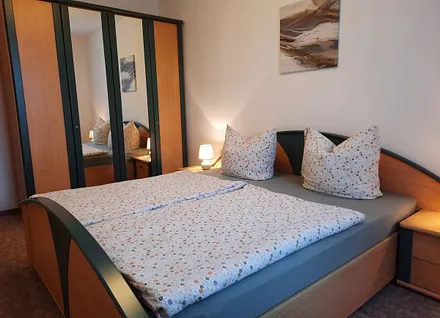 Großer Kleiderschrank im Schlafzimmer