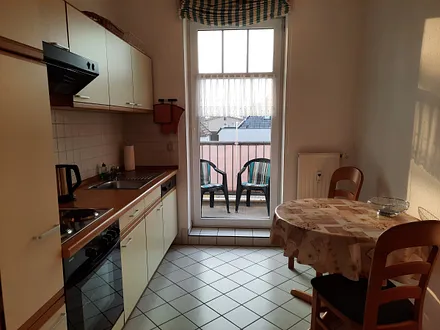 Küche mit Zugang zum Balkon