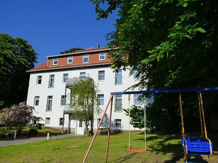 Außenansicht Gartenseite   Die Spielgeräte sind nicht mehr vorhanden.