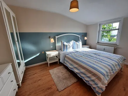 Schlafzimmer mit Doppelbett (160cm breit)