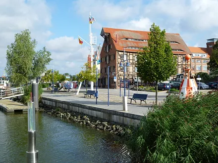 Einladende Restaurants und Eiscafé am Hafen