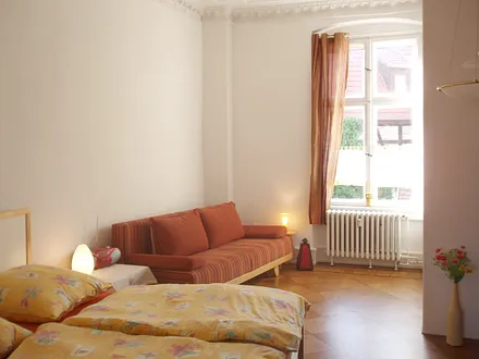 Großzügiges Schlafzimmer mit traumhaftem Original-Holzboden